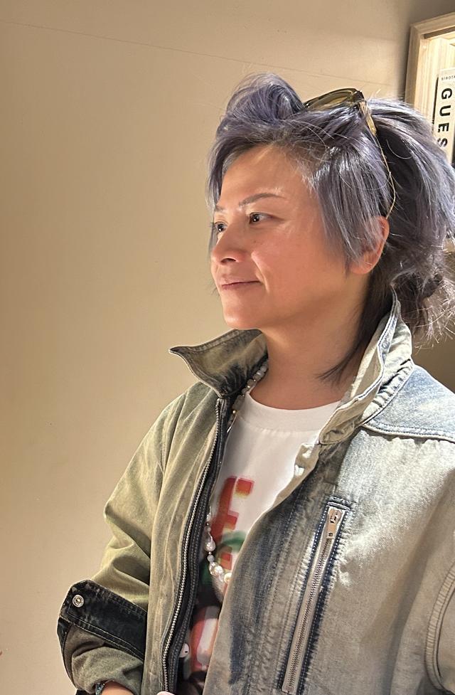 画像: こうと決めたらとことんこだわる性格。製品を開発することに多くの困難を感じ、スタイリストとして最も忙しい時期に処方のための生化学を学んだ PHOTOGRAPH BY T JAPAN