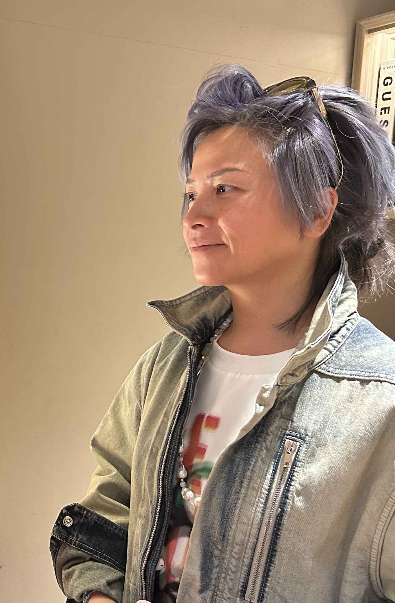 画像: こうと決めたらとことんこだわる性格。製品を開発することに多くの困難を感じ、スタイリストとして最も忙しい時期に処方のための生化学を学んだ PHOTOGRAPH BY T JAPAN