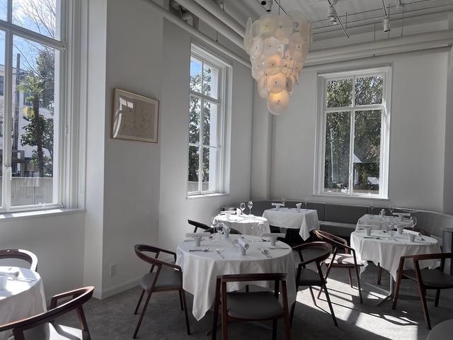 画像: 天井が高く、大きな窓から陽光が差し込む店内