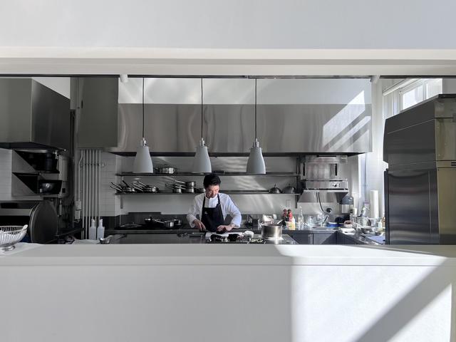 画像: レストラン店内から厨房が見える造りに。「厨房から見る（レストランの）景色も最高です」と、森永シェフ