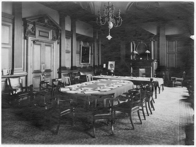 画像: 当時の陸軍評議会室(Army Council Room)。建設時から使われていた暖炉は今も変わらない