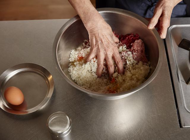 画像: １ボウルにAを入れて手でつかむようにしてよく混ぜる。