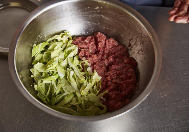 画像: ２キャベツは約8㎜幅に切り、１に合わせてよく混ぜる。写真のようにキャベツと肉のカサが同じくらいがベストの割合。