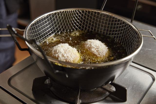 画像: ５油は低めの温度（150℃くらい）でゆっくり、油をかけつつ揚げる。下の部分がしっかり固まったらひっくり返し、同様に揚げる。揚げる時間の目安は10分ほど。