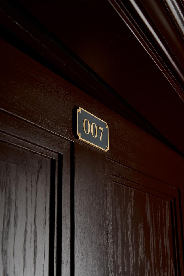 画像: ザ スパイ バー MI5、MI6のブリーフィングルームや情報部員たちの機密文書が保管されていた地下に作られた「ザ スパイ バー」。ホテルを訪れたら、ぜひこの場所を見つけて、カクテルのグラスを傾けながら007について語り合いたい