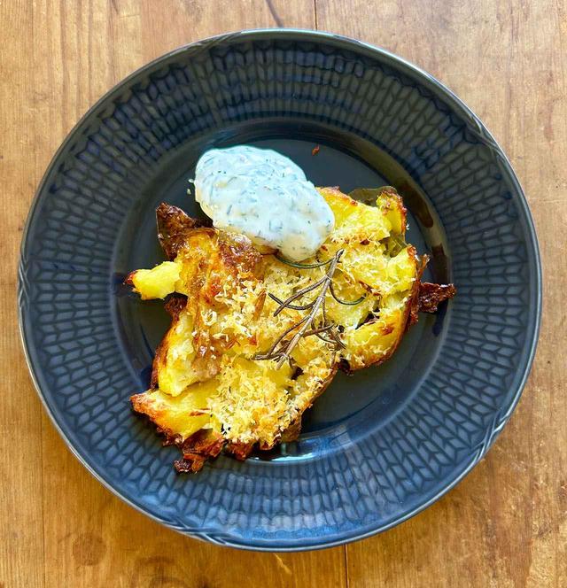 画像: 外はカリカリで中はほっくり。皮つきポテトの真価を発揮。香ばしい香りが食欲をそそる。ハーブは香りが飛ばないように仕上げに