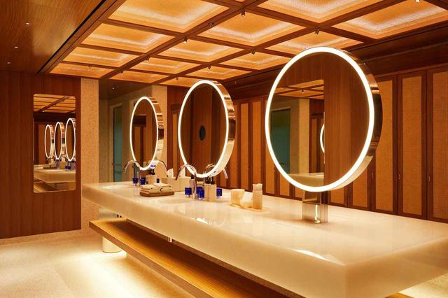 画像: 「シュレンヌ」の女性用更衣室。円形の鏡がモダンなデザイン