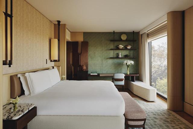 画像: アンドレ・フー デザインの「エモリー・パークスイート」のベッドルーム