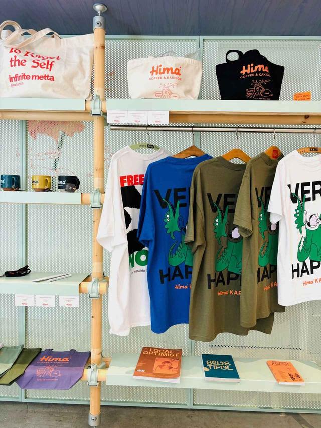 画像: オリジナルの美濃焼のスタッキングマグカップやエコバッグなども連れて帰りたくなる