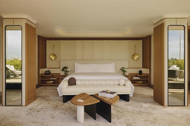 画像: リグビー＆リグビーがデザインした「エモリー ペントハウス」のベッドルーム。複数のデザイナーを起用した理由は、ゲストに毎回新しい経験をしてほしいという思いがある