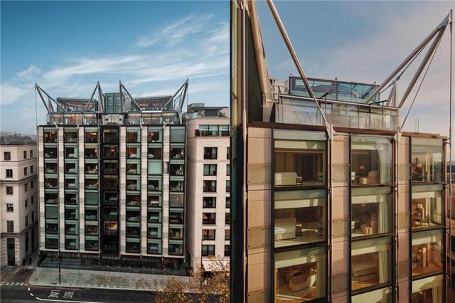 画像: 地下鉄２路線に挟まれた立地に建つジ エモリーは、地下鉄の振動を避ける工事を行うなど、20年の歳月をかけて完成した。ヨットのマストを連想させる最上階のロット（銅管）がホテルのロゴマークになっている