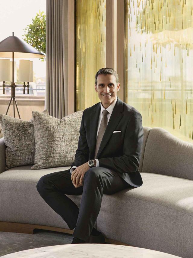 画像: 「ジ エモリー」、「ザ バークレー」 総支配人 コスタス・スファルトス氏（Kostas Sfaltos） ギリシア生まれ。プロのバスケットボール選手を目指していたとき、バスケットシューズ購入のため、ラグジュアリーホテルでのアルバイトをしたことがきっかけでこの世界へ。ロンドンの３つの５つ星ホテル、「ワン オルドウィッチ ホテル」総支配人、「ホテル カフェ ロワイヤル」ホテルマネージャー、「ブルガリホテル ロンドン」総支配人を経て2024年9月より現職。