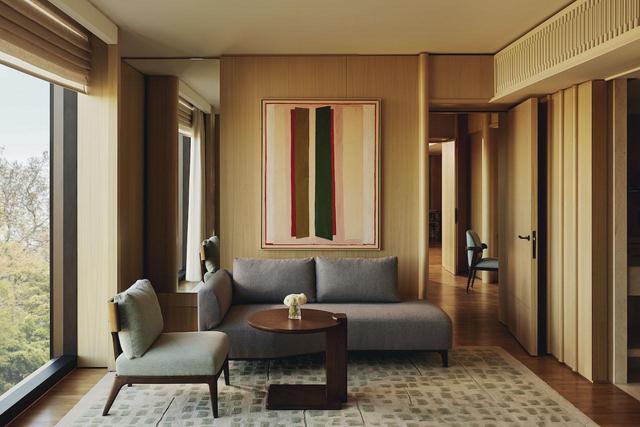 画像: アンドレ・フー デザインの「エモリー・パークスイート」。リビングルームにはバーカウンターがあり、ドリンクやスナック類を自由に楽しむことができる