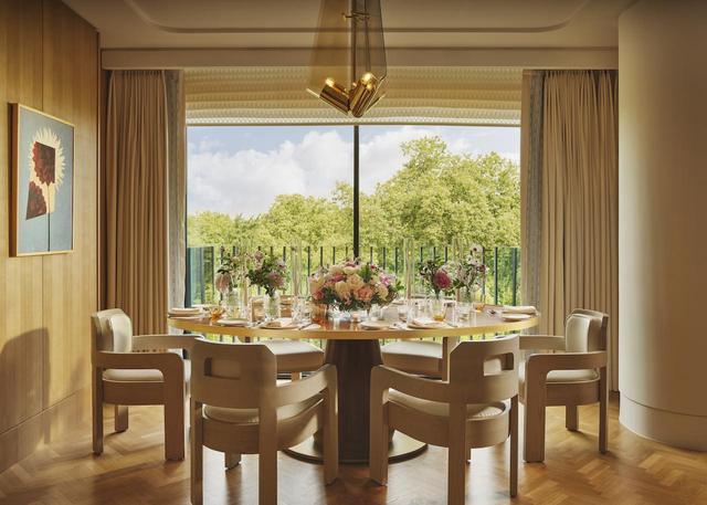 画像: アレクサンドラ・シャンパリモー デザインの「ハイドパーク バルコニースイート」のダイニングスペース。「次回の滞在のためにほかのデザイナーの部屋をご覧になりたいというお客様のリクエストには、可能な限り対応します」と総支配人コスタス・スファルトス氏