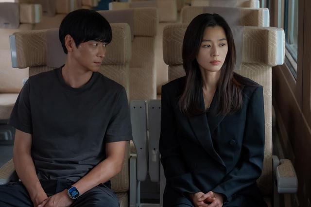 画像: 主演のカン・ドンウォン（左）とチョン・ジヒョン（右）。©2025 Disney and its related entities