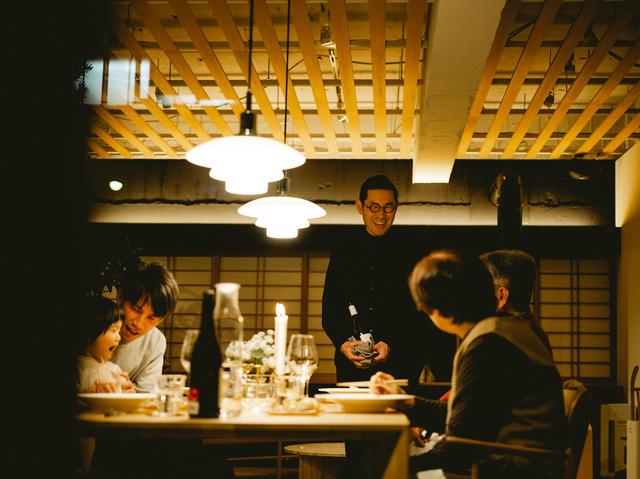 画像: キッチンで整えられる出張料理を、英太郎氏がアテンド COURTESY OF ANABUKI-TEI