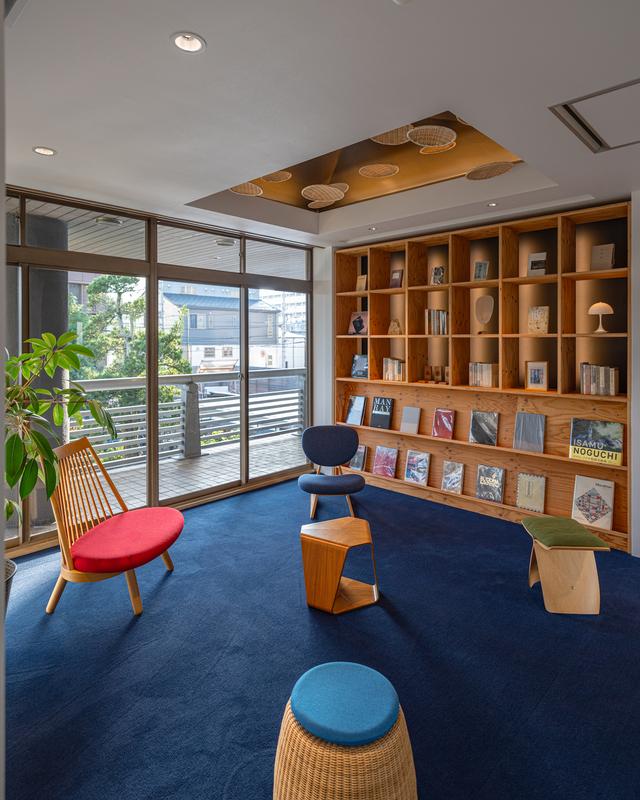 画像: 2階のライブラリースペース。窓からは青々とした庭園を見下ろす COURTESY OF ANABUKI-TEI