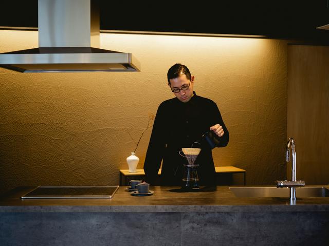 画像: 三代目の邸主となる穴吹英太郎氏。チェックイン時に振る舞われるコーヒーは、挽きたての豆をハンドドリップで淹れた香り高い一杯 COURTESY OF ANABUKI-TEI