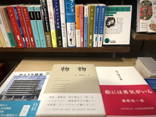 画像: 高松と所縁の深い猪熊弦一郎の著作や、瀬戸内の名建築の本も充実