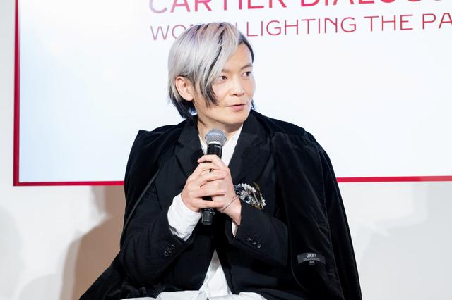 画像: 宮田裕章は「光とは一人の中で完結するものではない。個性のかけらが出会うことで初めて輝く」と語り、共鳴によって広がる可能性を示唆した