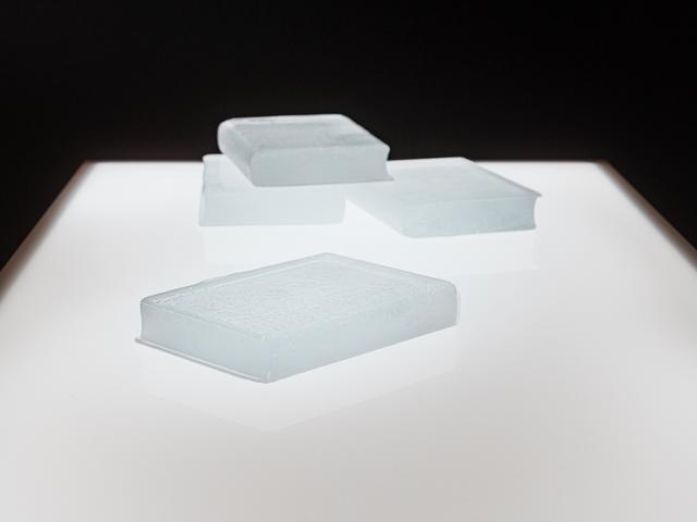 画像: 宮永愛子は「今はこうあっても、明日には変わっているかもしれない」不確かさをガラスの彫刻で表現。文章を読みながらも、そこに書かれていないところに想像力の翼を広げる。 PHOTOGRAPH BY XORIUM