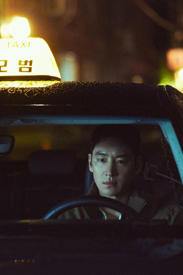 画像: 元軍人で、特殊部隊出身のタクシードライバー、キム・ドギ役のイ・ジェフン　©SBS
