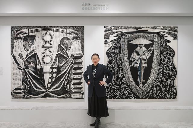 画像: 彫刻刀1本で木版を切り裂き、1枚だけ刷られる版画。「属性にとらわれず、私個人から生まれ出たもの」と語る風間サチコ。  PHOTOGRAPH BY XORIUM