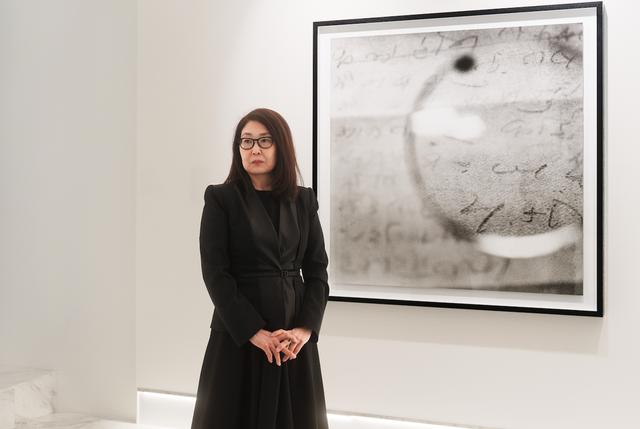 画像: 写真家の米田知子は「フロイトの眼鏡―ユングのテキストで見る」に関連する作品を３点を展示。物語の背景を知るのも面白い。 PHOTOGRAPH BY XORIUM