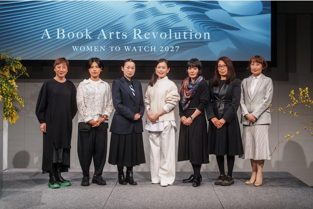 画像: オープニングレセプションに参加した面々。左から、キュレーターを務める新国立美術館の神谷幸江、入江早耶、風間サチコ、宮永愛子、村上華子、米田知子、NMWA代表理事・柏木式子 PHOTOGRAPH BY XORIUM