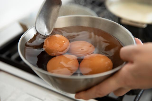 画像: 卵は熱湯に入れて6分ゆでる。軽くひびを入れ、たっぷりの冷水に取る。そのままスープができるまで水に浸けておく。