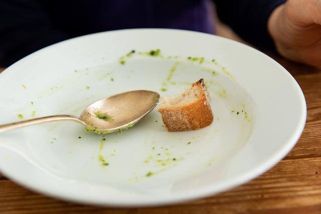 画像: 緑のポタージュにパンを添え、最後までおいしく食べて「ごちそうさま！」