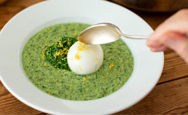 画像: 緑の島にのったゆでたまごにスプーンを入れて......