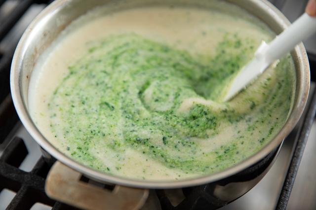 画像: 緑のペースト1／2量を加えて混ぜる。