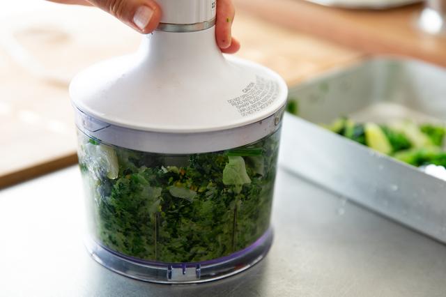 画像: ポタージュの材料を煮ている間に緑のペーストを作る。フードプロセッサー（ミキサーでも）に3種類の緑の野菜を入れ、塩少々とオリーブオイルを加えて、粗いペースト状になるまで攪拌する。ボウルに移し、フードプロセッサーは洗っておく。