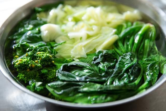 画像: 鍋にお湯を沸かし、菜の花、キャベツ、ほうれん草をそれぞれ軽くゆで、冷水に取り、水気を絞ってから粗く刻む。