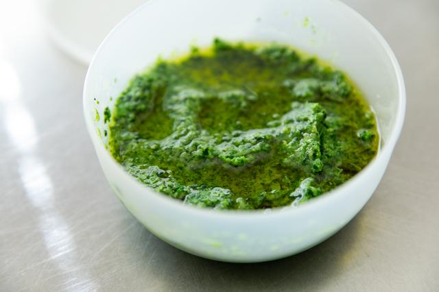 画像: 緑のペースト。今回はフードプロセッサーで攪拌したが、ミキサーでも、ハンドミキサーでもOK。