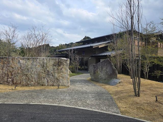 画像: ホテルのメイン棟 PHOTOGRAPH BY KOTARO KASHIWABARA