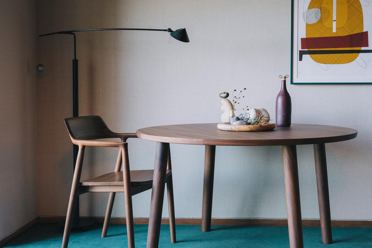 画像 : 4番目の画像 - 「天童木工、カリモク家具ほか
日本のクラフトマンシップが生んだ
美しい丸テーブル6選」のアルバム - T JAPAN:The New York Times Style Magazine 公式サイト