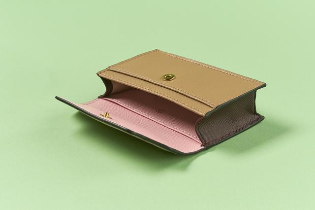 画像: 大ポケットのほかにカードスリット2つ