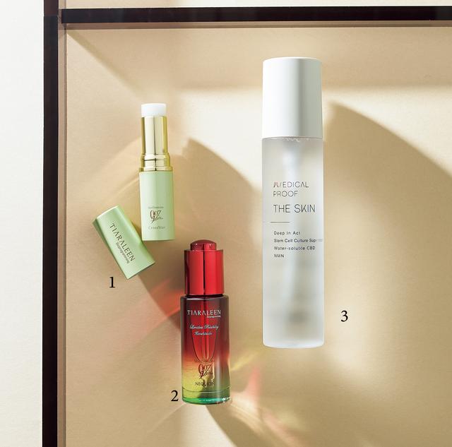 画像: 最前線の研究から開発されたスキンケアアイテム。1 量子力学の応用で＂本質美＂を引き出す。スティック美容液は気になるところをなぞるだけ。スキンタイムセス 907D Plus クロススター（7.8ｇ）￥5,500・2 肌や髪、頭皮にも使えるオイル。スキンタイムセス 907D Plus ネオリオン（28㎖）￥20,900／ティアラリーン-バイオプログラミング　3 最先端研究から生まれたテクノロジーを応用したスキンケア。独自技術で加工されたCBD*（＊カンナビジオール〔整肌成分〕）が端々しい美しさへと導く。THE SKIN ローションセラム（150㎖）￥14,300／メディカルプルーフ