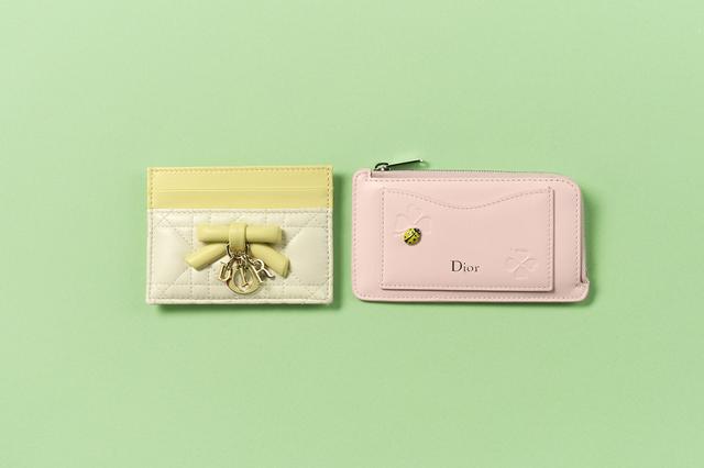 画像: カードケース（左）＜H8×W10.5×D0.5㎝＞￥87,000（日本限定品）、（右）＜H8×W13.5×D1.5㎝＞￥9６,000／ともにディオール