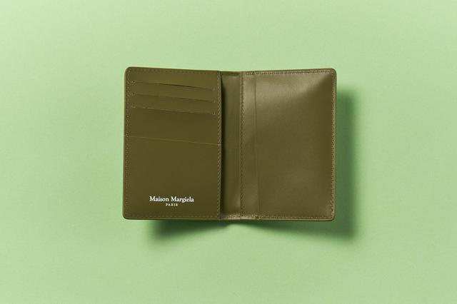 画像: 内側はシックなカーキというのも洒落ている。カードスリット5つ、ポケット2つ