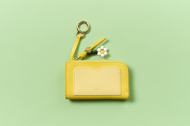 画像: カードケース<H7.5×W12.5×D2㎝＞￥75,900／フェンディ