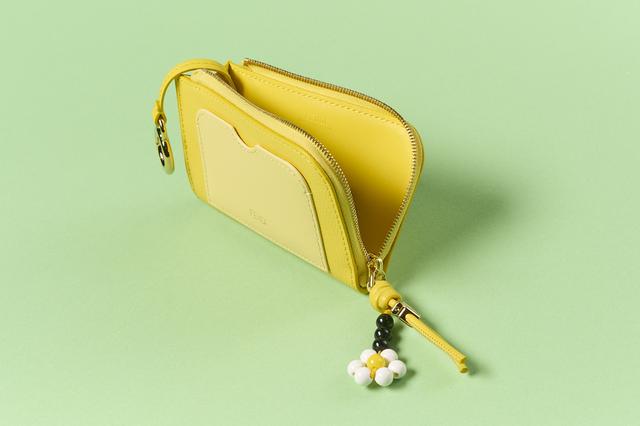 画像: 外側にポケット1。スナップフックでバッグにも取り付けられる。