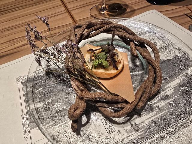 画像: 日本みつばちの巣蜜とブルーチーズ PHOTOGRAPH BY KOTARO KASHIWABARA