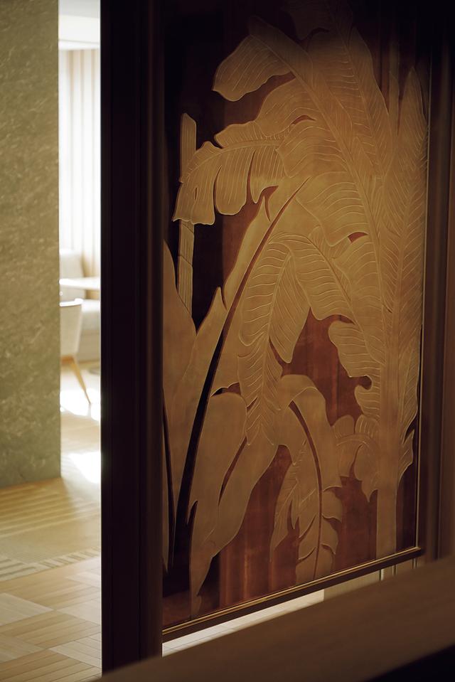 画像: 「弥栄会館」の貴賓室にあった、銅箔貼りしたガラスに芭蕉の葉のエッチングを施したパネル。オールデイダイニング「弥栄」の入り口に再利用されている