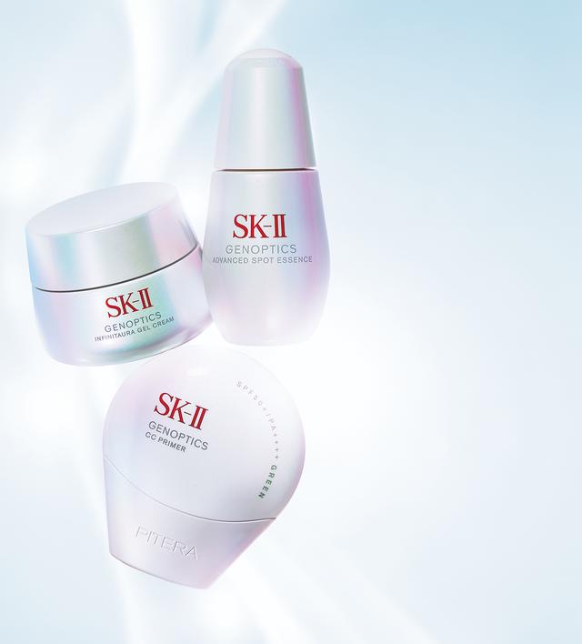 画像: （右上から時計回りに）肌のバリア機能をサポートして、シミの根を防ぐ美白美容液。潤いで満たして明るい肌印象へ。SK-Ⅱ ジェノプティクス アドバンスド スポット エッセンス［医薬部外品］（30㎖）￥17,490〈4月5日発売〉 ・近年増えている肌の赤み悩みにグリーンで色補正し、白浮きせずに自然な透明感を演出する下地。SK-Ⅱ ジェノプティクス CC プライマー ミントグリーン SPF50+・PA++++（30ｇ）￥9,900〈4月5日発売〉 ・健やかな肌の理想的なpHに近い弱酸性のジェルクリームが乾燥ダメージを集中ケア。SK-Ⅱ ジェノプティクス インフィニットオーラ ジェルクリーム（50ｇ）￥21,890〈4月5日発売〉 SK-Ⅱ お客さま相談室 TEL.0120-021325 ※価格はすべて編集部調べ