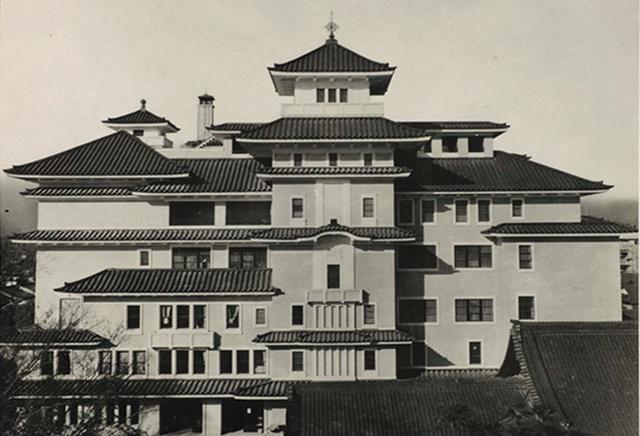 画像: 1936年竣工当時の「弥栄会館」を写したもの。1枚目の写真の現在のファサードと比べると窓の数が変わっているが、それ以外は元のままであることがよくわかる。旧来の外壁タイルの一部を再利用し、銅板瓦葺屋根はすべて葺き替えて竣工時の外観を再現した 写真提供／帝国ホテル