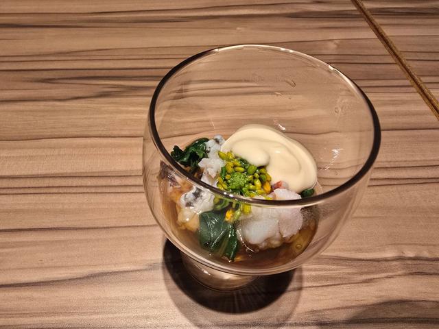 画像: 伊勢海老の冷製。ボイルした伊勢海老にコンソメジュレ、菜の花を添えて PHOTOGRAPH BY KOTARO KASHIWABARA