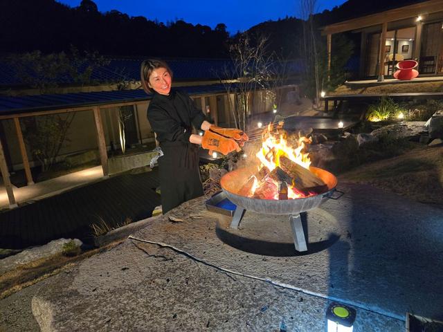 画像: サワラを薪で炙る PHOTOGRAPH BY KOTARO KASHIWABARA